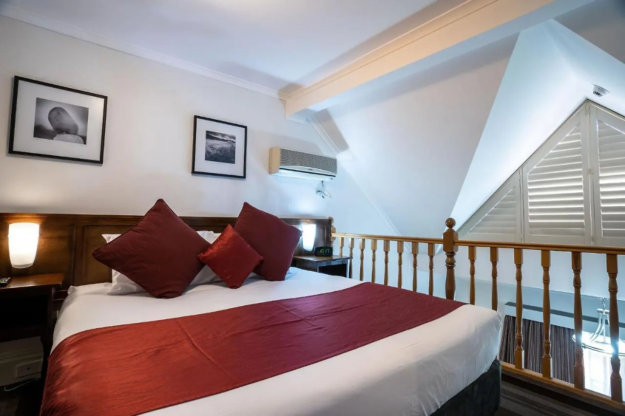 Mercure Canberra 4*,