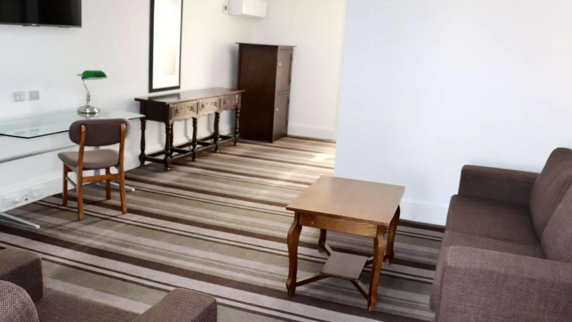 Mercure Canberra 4*,