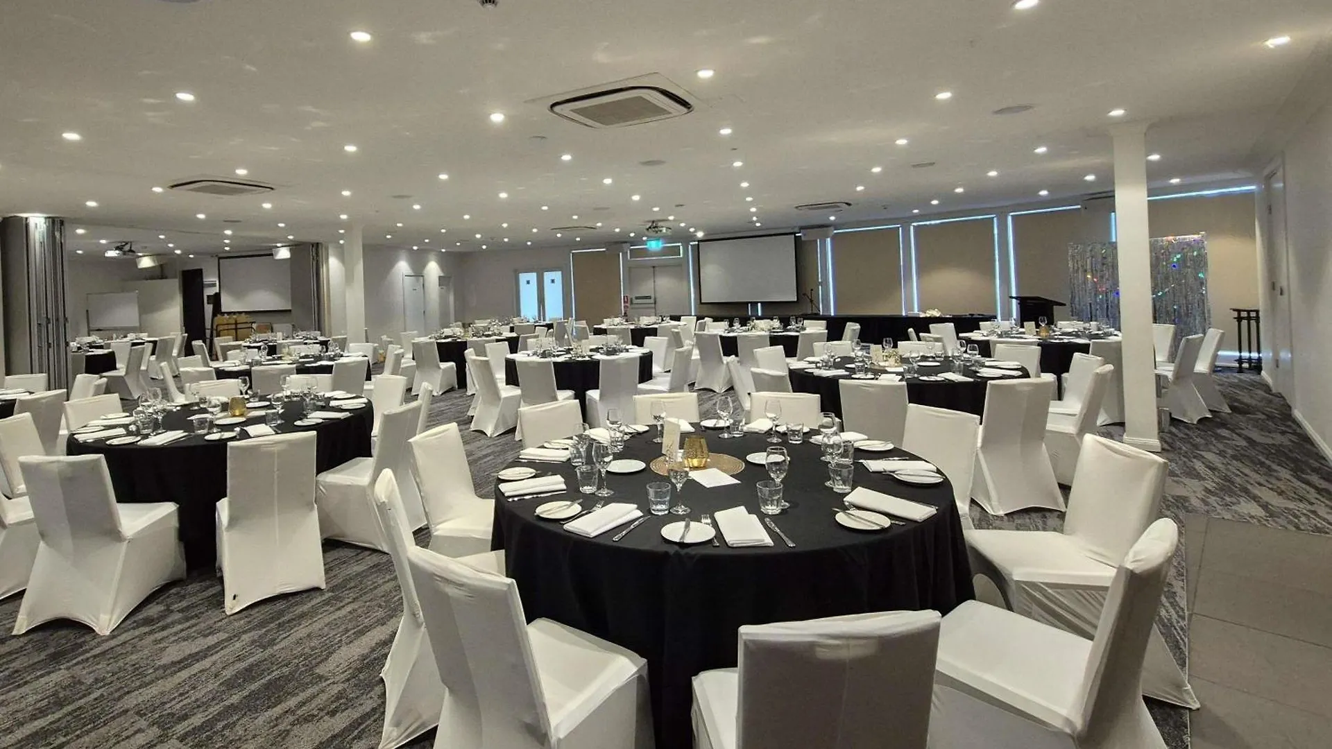 Mercure Canberra 4*,