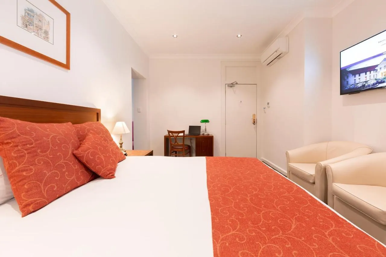 Mercure Canberra 4*,